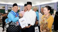Wali Kota Batam Bagikan Bingkisan ke Jemaah Calon Haji, Ini Isinya