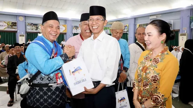 Wali Kota Batam Bagikan Bingkisan ke Jemaah Calon Haji, Ini Isinya