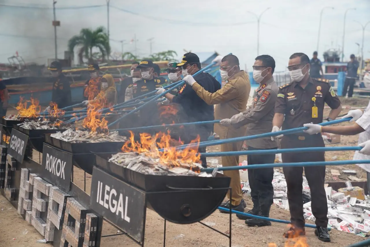 Bea Cukai Kepri Musnahkan Jutaan Rokok Ilegal dan Ratusan Barang Selundupan