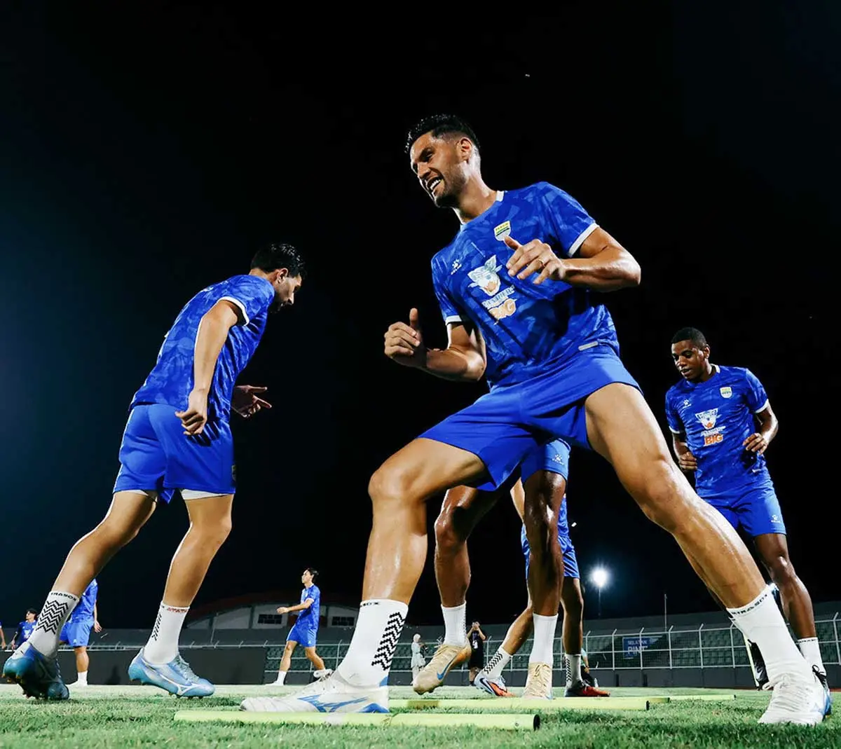 Klasemen Liga Indonesia Memanas, Persib Bandung dan Borneo FC Sikut-sikutan di Puncak